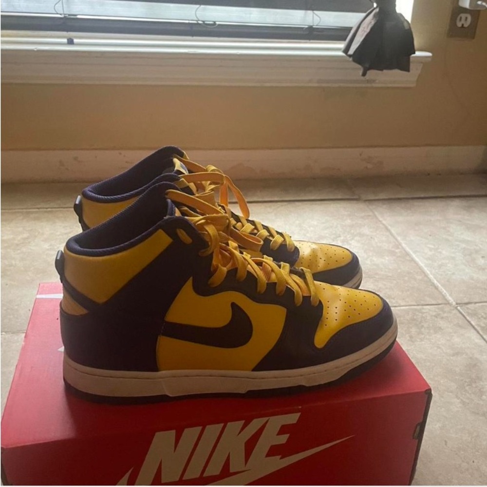 Lakers color dunks